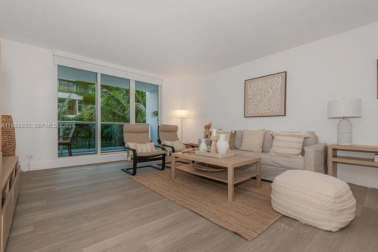 Roney Palace Condo — Photo 4
