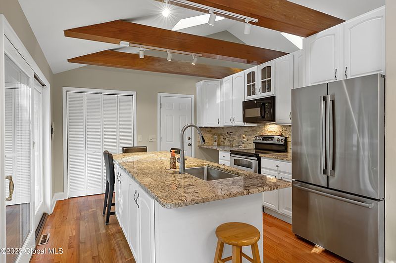 4th image of 12 Crestwood Drive