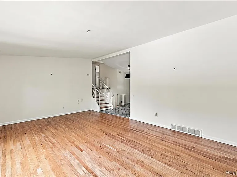 980 Sandhurst Rd — Photo 20