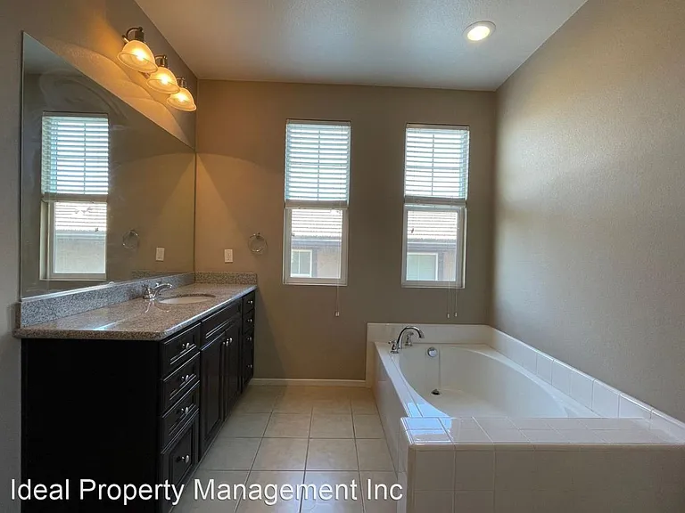159 Fieldwood — Photo 7