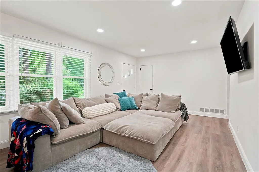 3 bed, 1.0 bath, 1130 sqft, $2,300 — Photo 4
