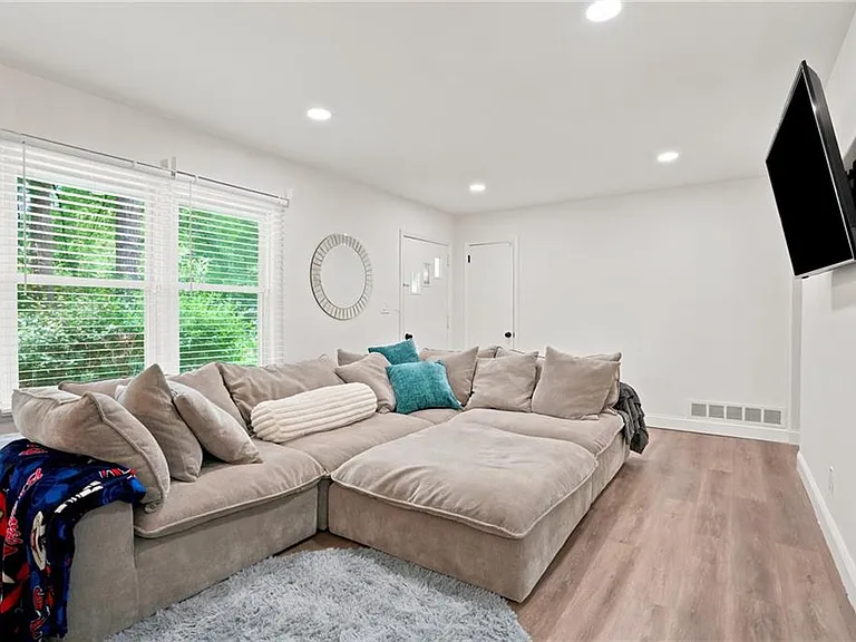 581 Meadowbrook Dr SE — Photo 4
