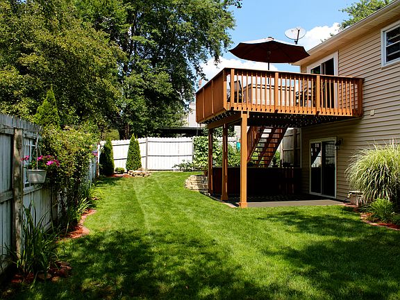 Back yard w/walk-out patio