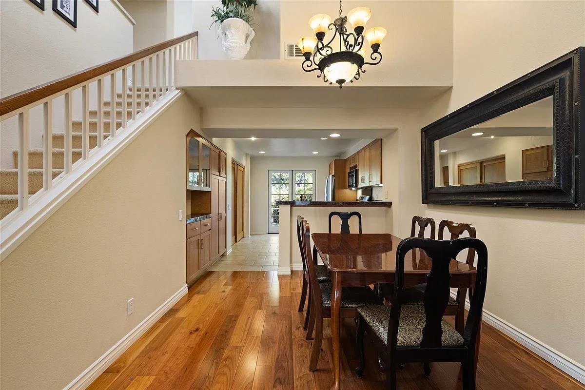 3 bed, 3.0 bath, 1532 sqft, $7,000 — Photo 2