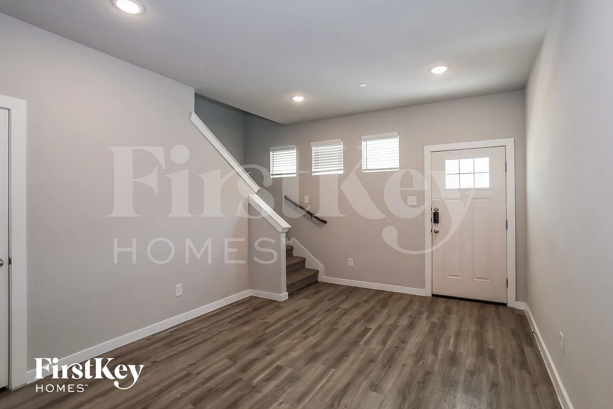Building Photo - 613 Ava Trl
