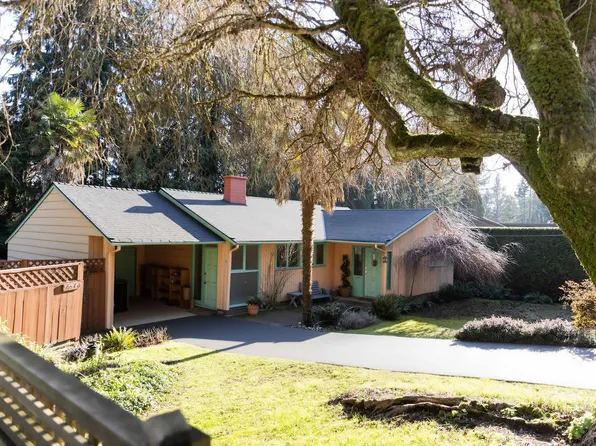 1670 Ayleslynn Dr, North Vancouver, BC V7J 2T3