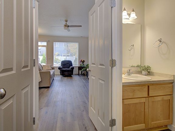 4th image of 2422 NE 114th Ct