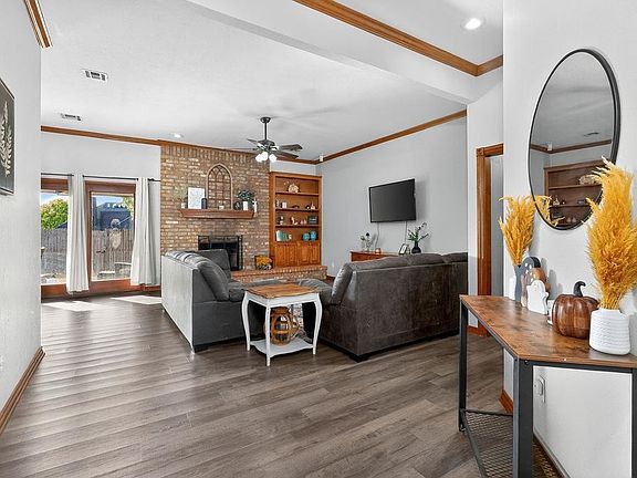 4th image of 104 NE 52nd St