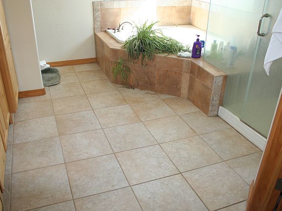 Huge 5x5 foot Tub Holds 3!