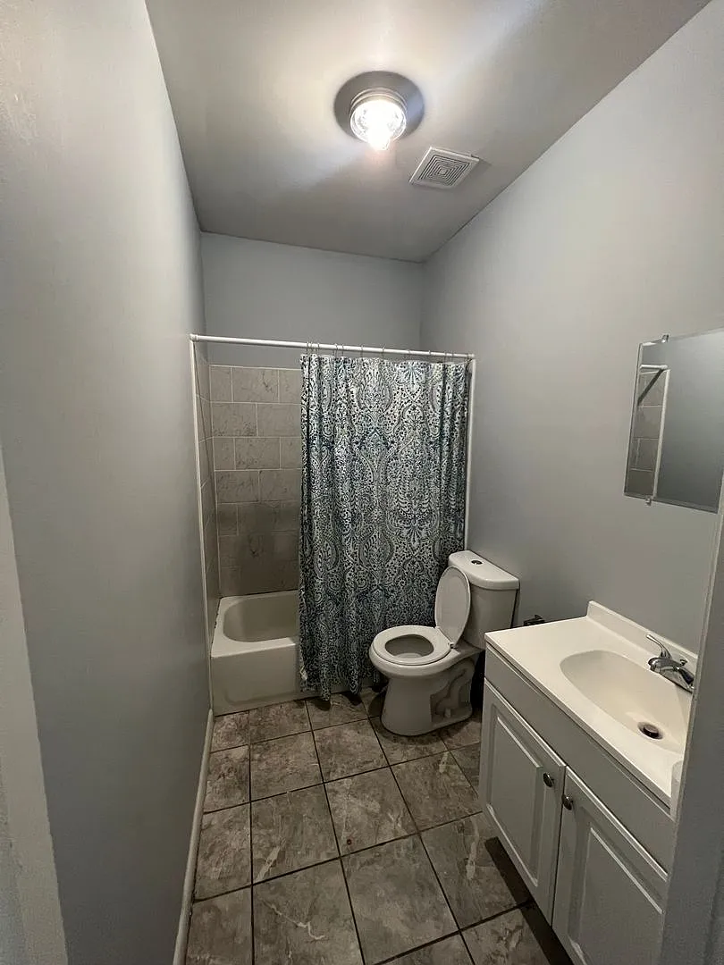 Spacious Three-Bedroom Apartment in the Russell Neighborhood — Photo 3