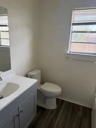 305 E Eggleston St #2 — Photo 4