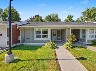 5 Szollosy Cir, Hamilton, ON L9B 1T8
