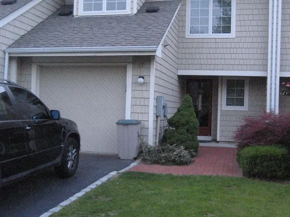 17 Doral. Lane #17, Bay Shore, NY 11706