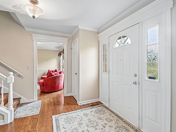 4th image of 5N630 Leslie Ct