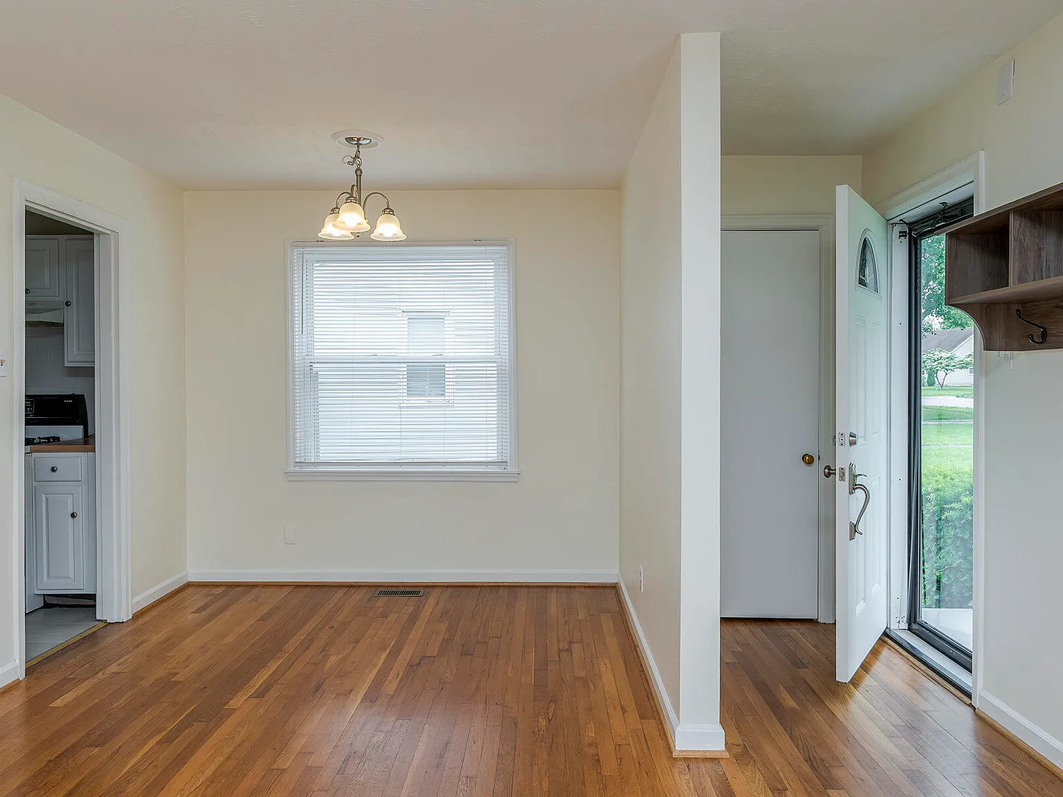 3 bed, 1.5 bath, 1270 sqft, $1,900 — Photo 3