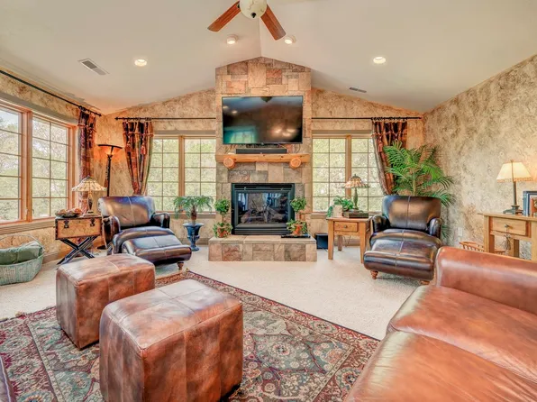 25980 Woodside Ct, Spirit Lake, IA 51360