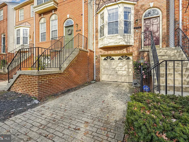 2409 Simpkins Farm Dr — Photo 10