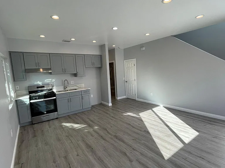 3824 Teak St — Photo 2