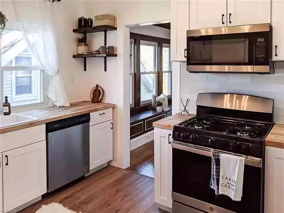 2150 Chesterland Ave — Photo 4