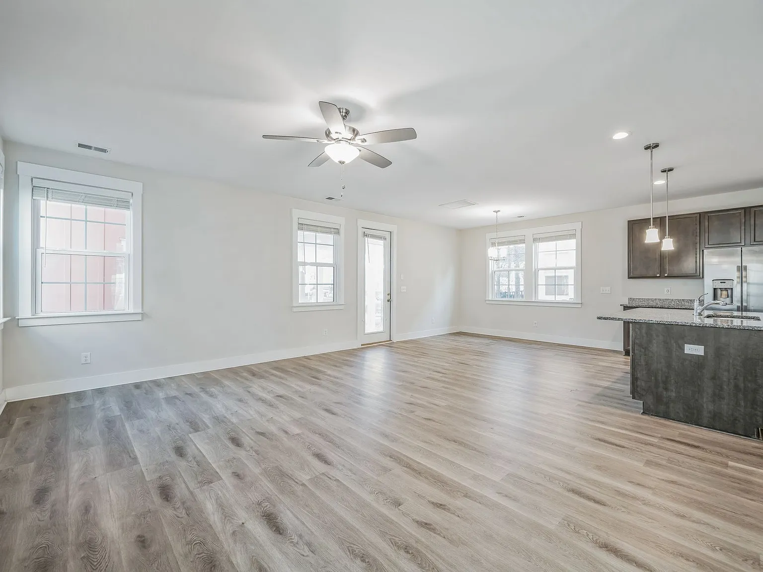 4 bed, 2.5 bath, 2460 sqft, $2,595 — Photo 4