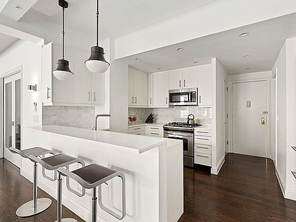 3rd image of 12 W 72nd St #2FGH