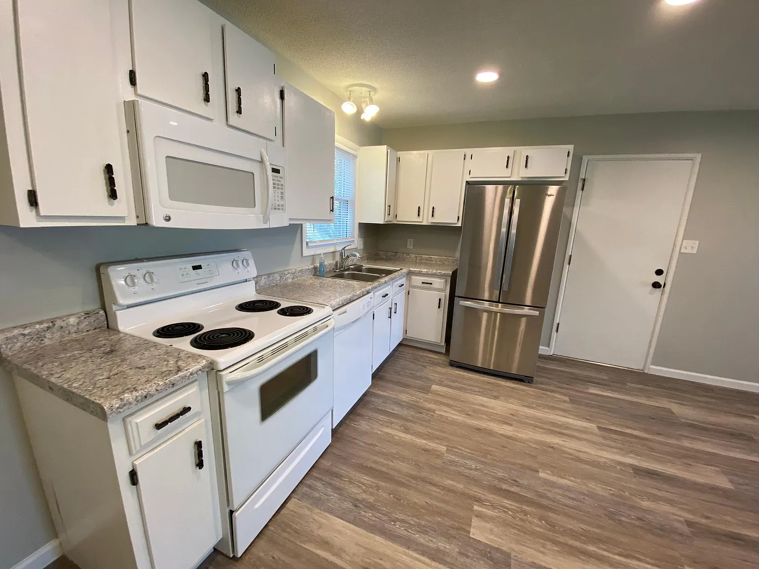 3 bed, 1044 sqft, $1,400 — Photo 3
