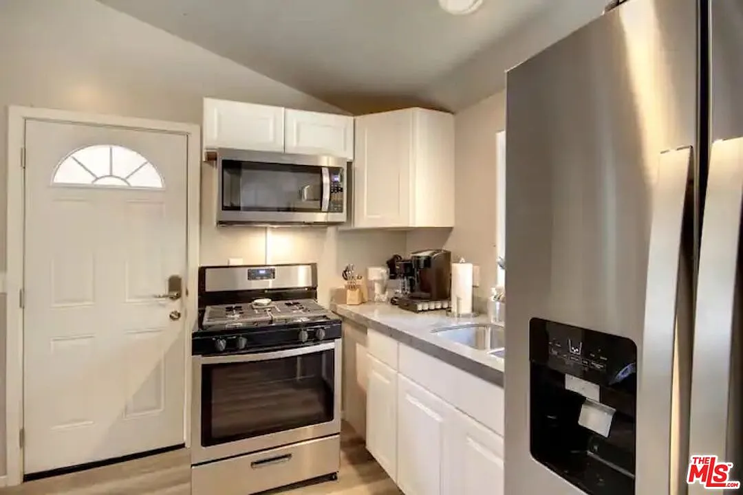 2 bed, 1.0 bath, 538 sqft, $1,698 — Photo 2