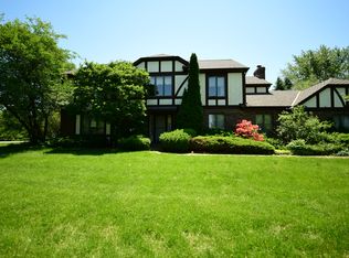 11N233 Williamsburg Dr, Elgin, IL 60124