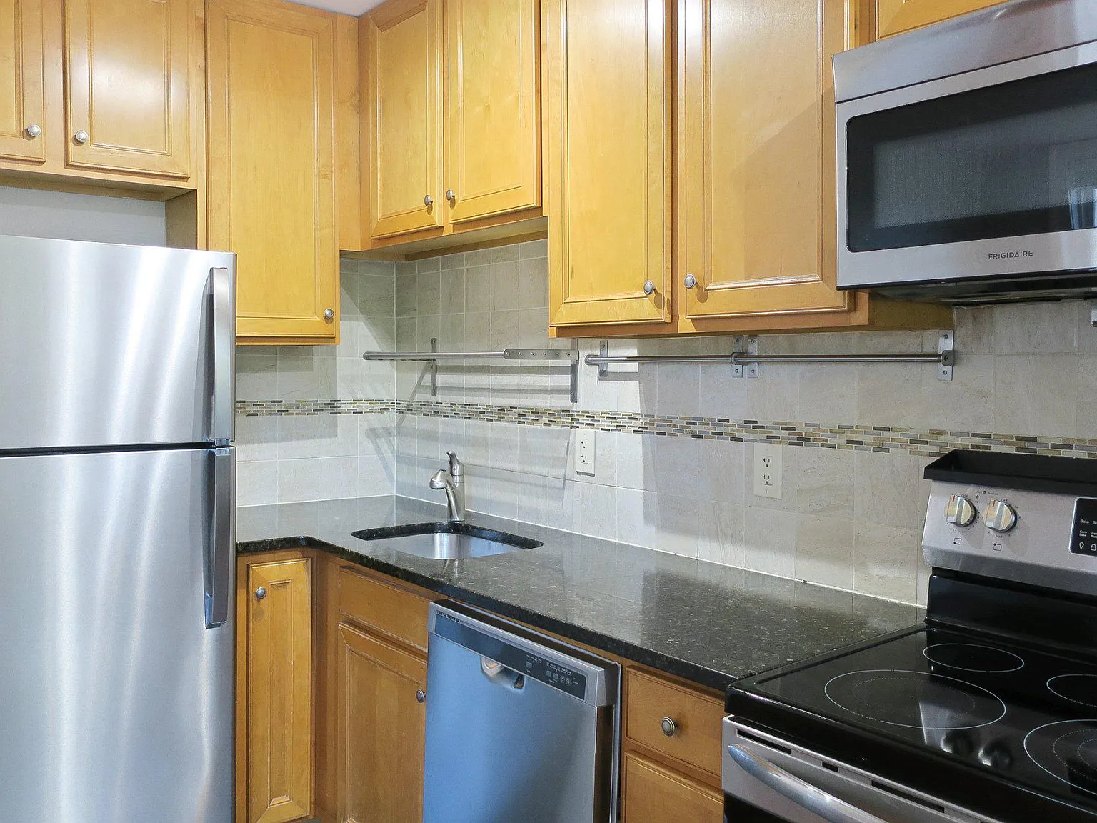 2 bed, 1.0 bath, 752 sqft, $2,295 — Photo 3