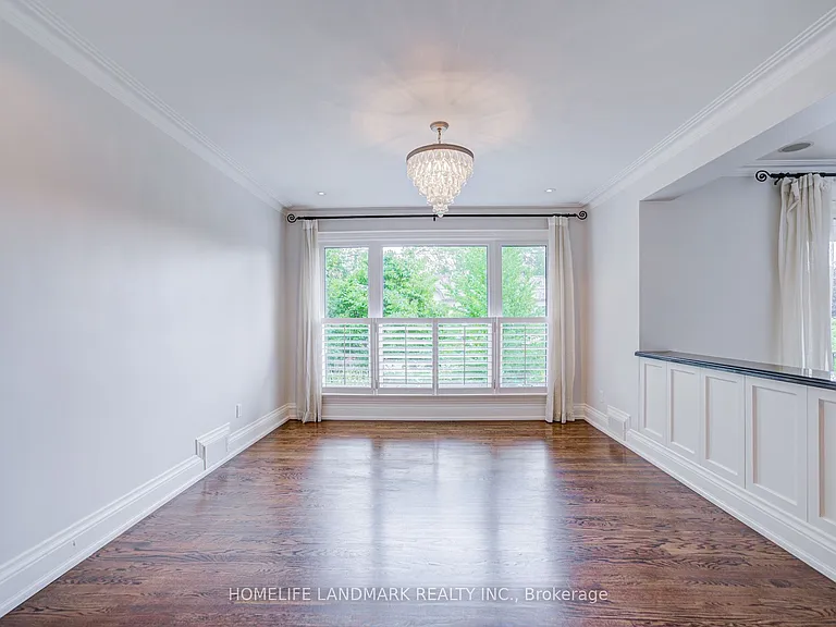 102 Stratford Cres — Photo 4