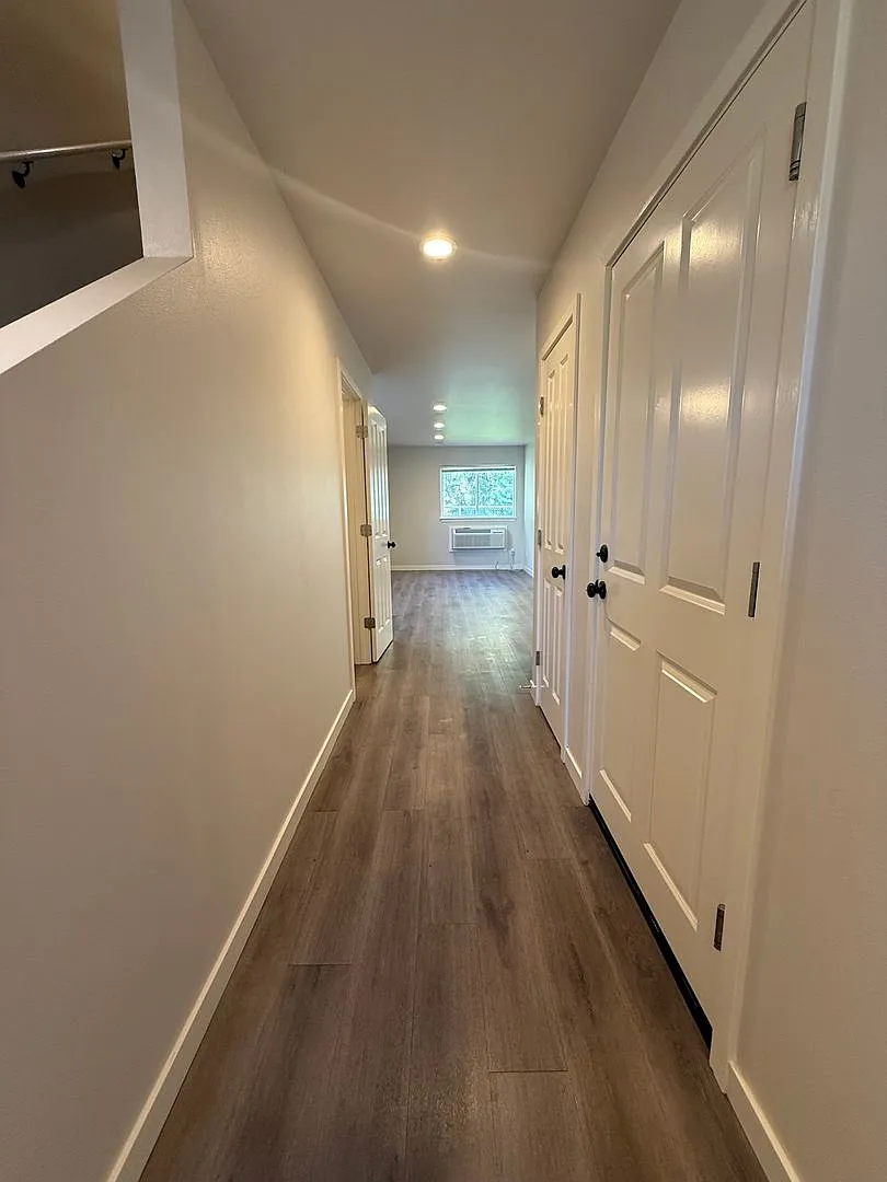 Charming 3 Bedroom Townhome — Photo 4