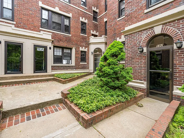 592 Washington St #5 — Photo 12