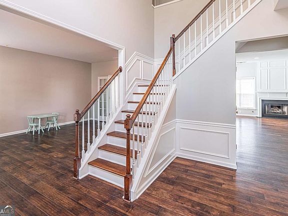 2nd image of 230 Albrighton Ct