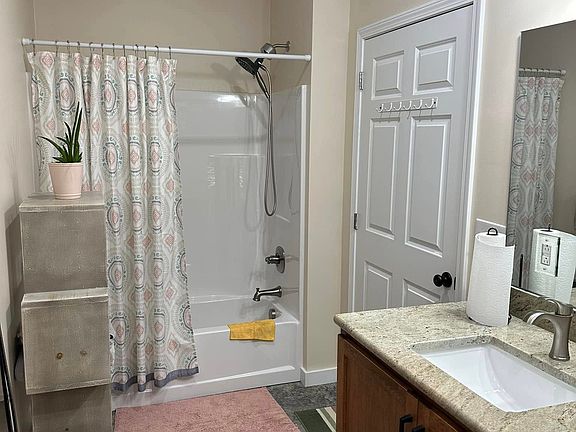 2nd image of 450 Mills Ln