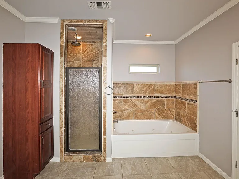 7501 Continental Pkwy — Photo 29