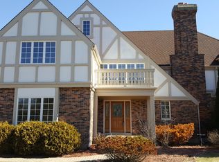 2107 Harrow Gate Dr, Inverness, IL 60010