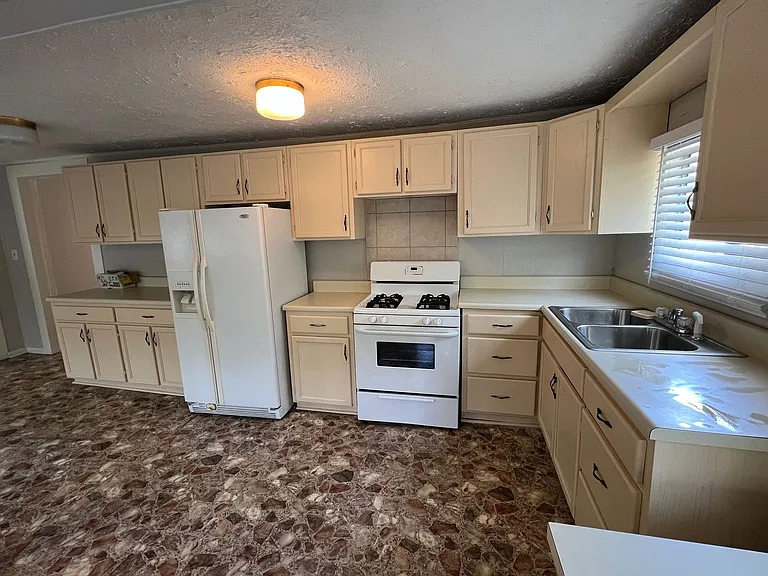 134 Herman St — Photo 8