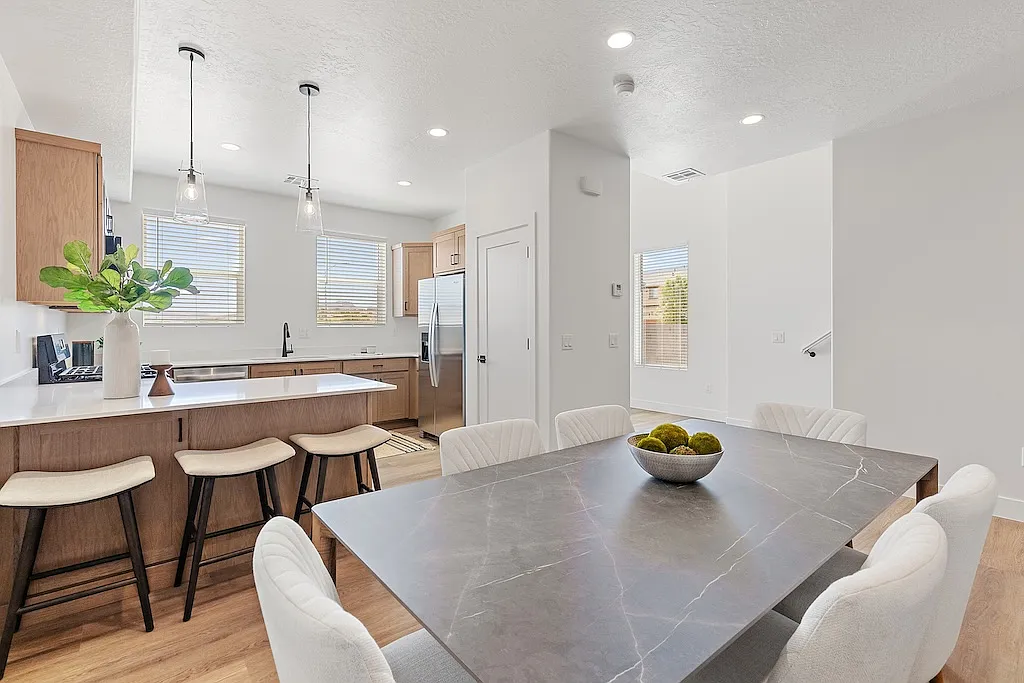 1094 W Albertine Ln — Photo 3