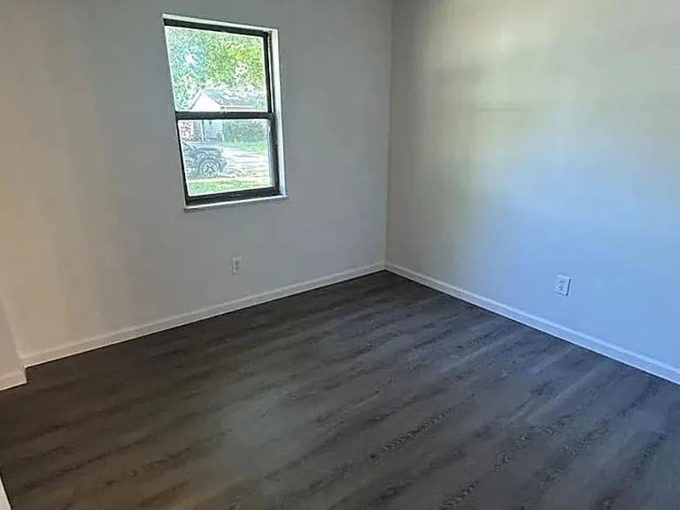 733 Saint Nicholas Dr — Photo 3