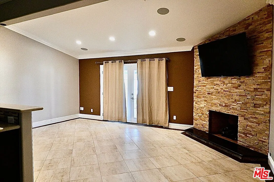 4 bed, 2.0 bath, 1350 sqft, $4,700 — Photo 3