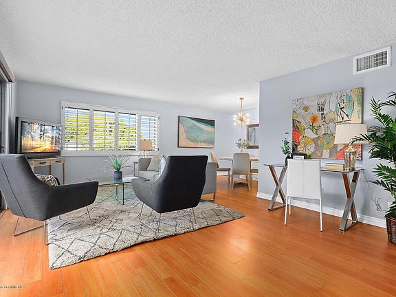 3rd image of 1515 Oak St APT 21