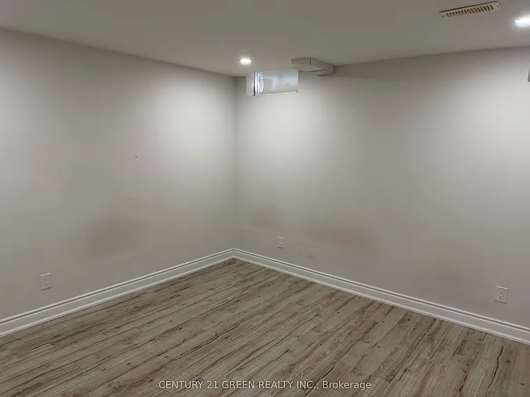 188 Holmes Cres #BASEMENT — Photo 4