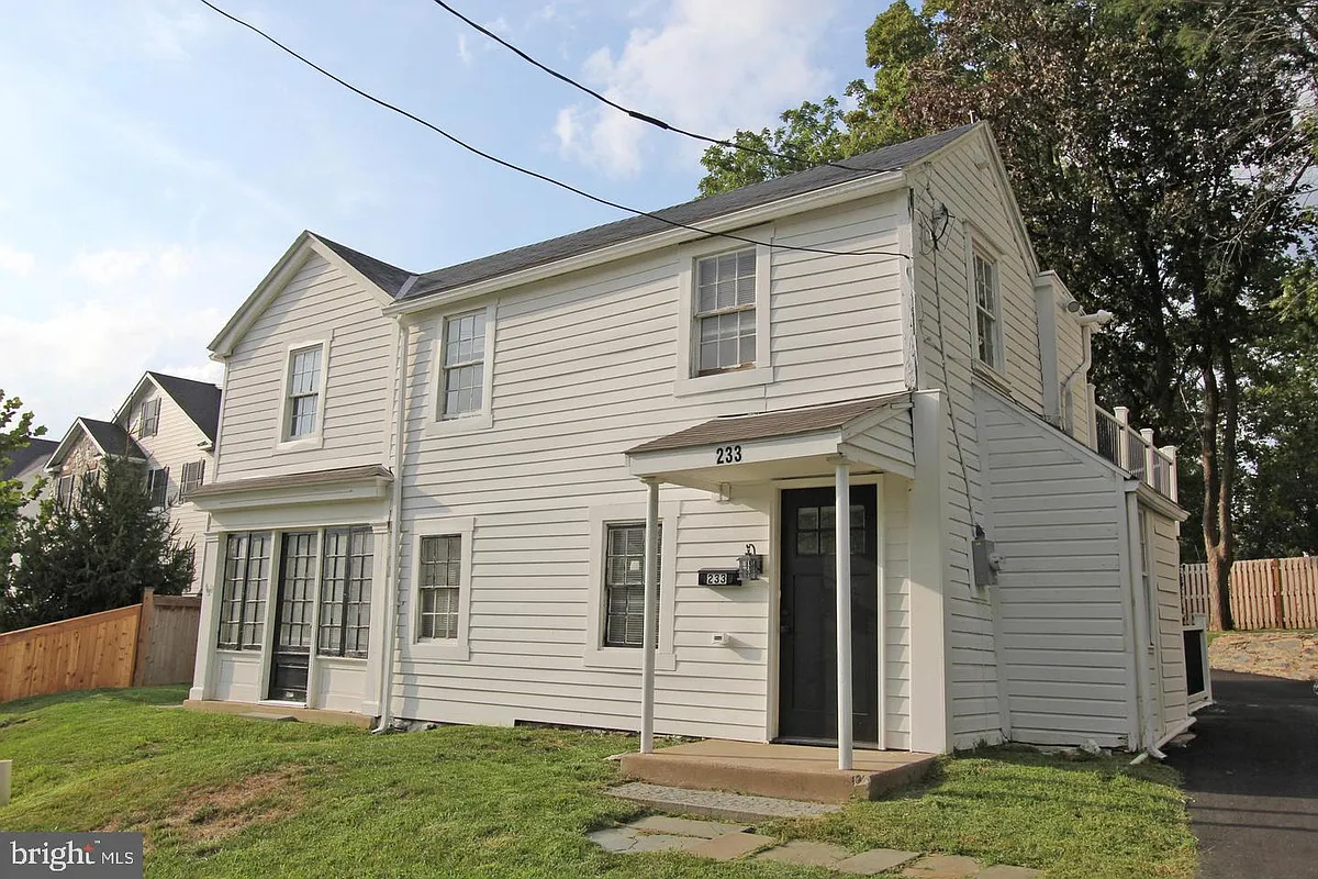 Building Photo - 233 E Montgomery Ave