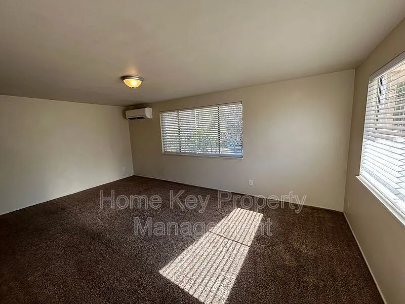 2 bed, 1.0 bath, 903 sqft, $1,300 — Photo 3