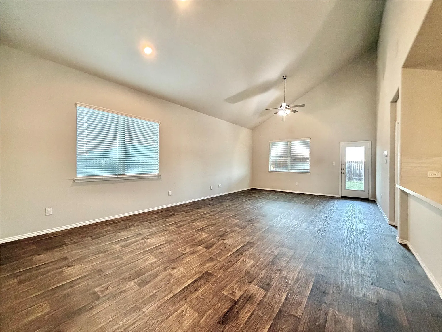4 bed, 2.5 bath, 2337 sqft, $2,400 — Photo 3