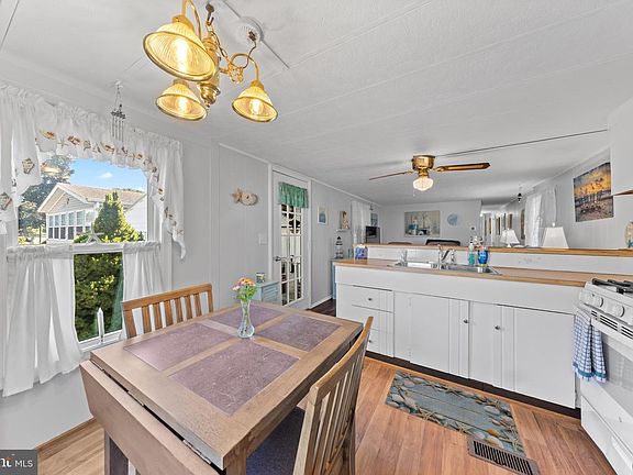 3rd image of 29 Candlelight Ln