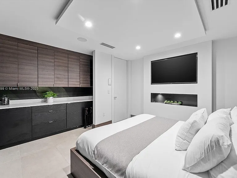 280 NE 156th St — Photo 24