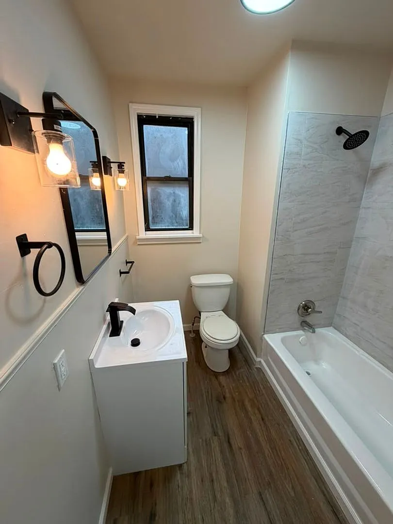 5 bed, 1600 sqft, $1,889 — Photo 4