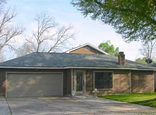 6956 Hansen St, Groves, TX 77619