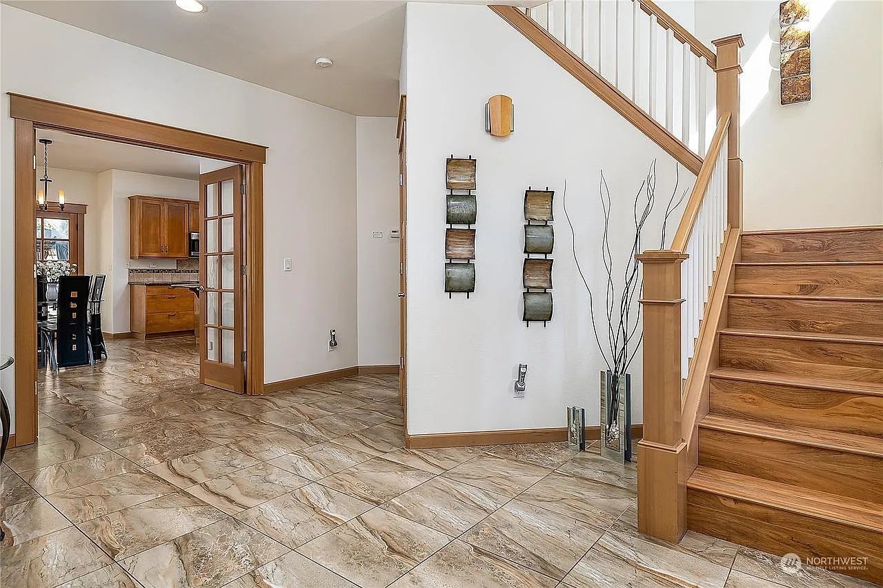 5 bed, 2.5 bath, 2320 sqft, $3,280 — Photo 2